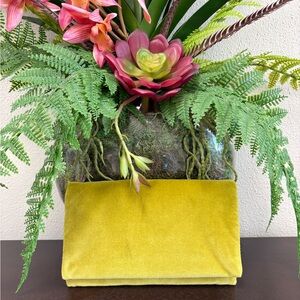 Gucci Sunglasses Limited Edition Yellow Velvet X-Large Sunglass Case Pouch.